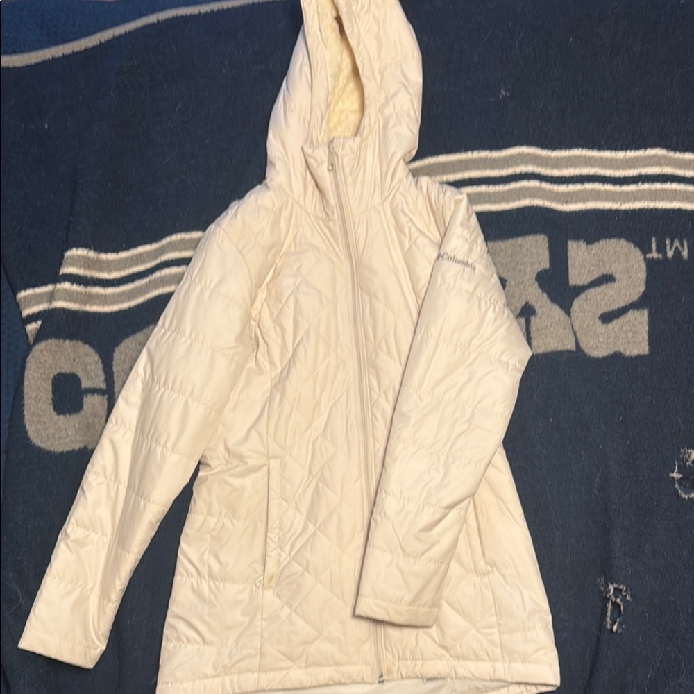 Columbia White Ski Jacket with Hood and Quilted Design